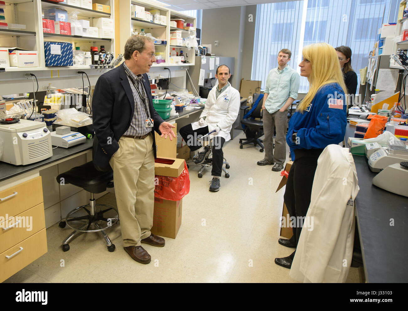 Dr. Andrew Feinberg, Direktor des Zentrums für Epigenetik, links, spricht mit NASA-Astronaut Kate Rubins, rechts, bei einem Rundgang durch das Zentrum für Epigenetik an Johns Hopkins School of Medicine, Montag, 24. April 2017 in Baltimore, MD. Dr. Feinberg ist einer der zehn Prinzip Ermittler auf der NASA-Zwillinge-Studie. Stockfoto