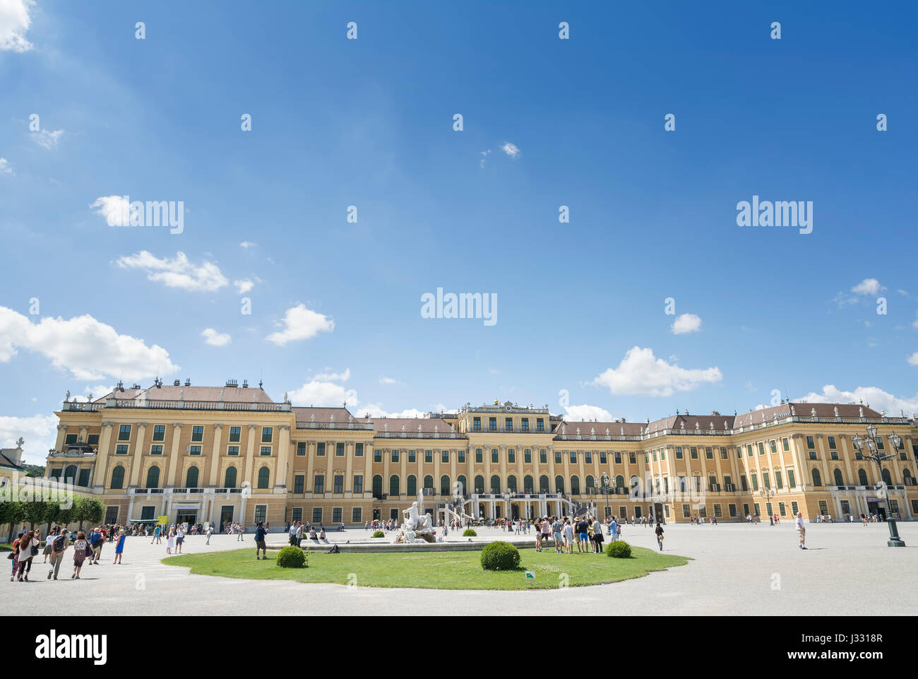 Wien, ÖSTERREICH, Juli 4,2016: Touristen, die in Schönbrunn, die ...
