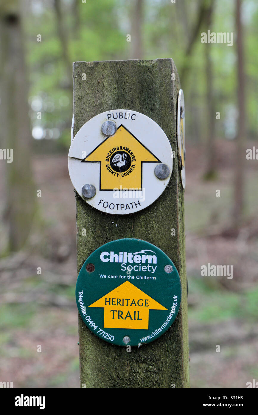 Öffentlichen Fußweg und Chiltern Gesellschaft Trail Zeichen auf eine Stelle in der Nähe von Wendover, Bucks, UK. Stockfoto