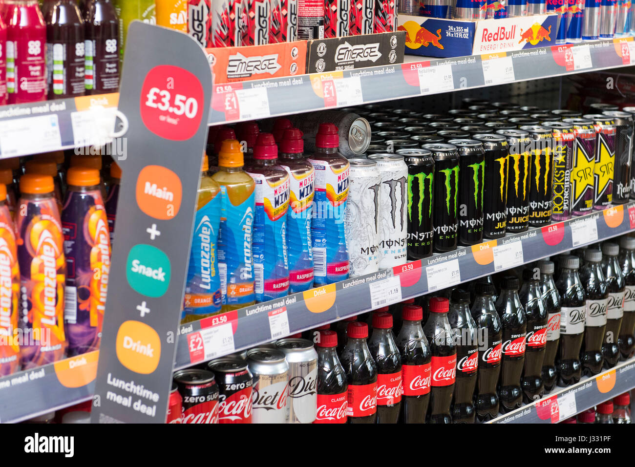 Kohlensäurehaltige Getränke zum Verkauf auf einem Supermarktregal. Stockfoto