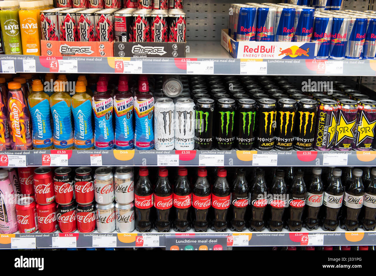 Kohlensäurehaltige Getränke zum Verkauf auf einem Supermarktregal. Stockfoto