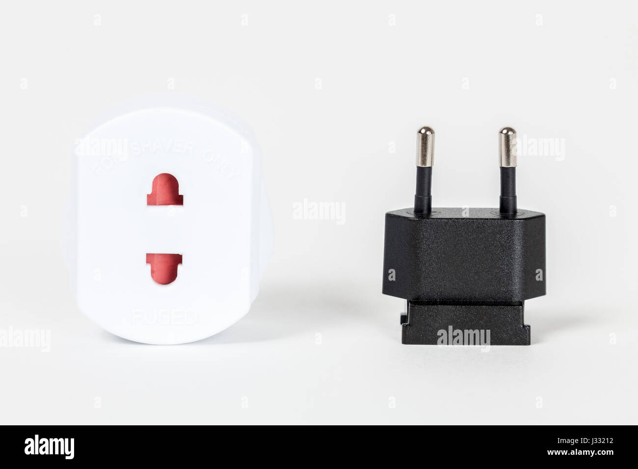 2-poliger Stecker mit Adapter auf weißem Hintergrund Stockfoto