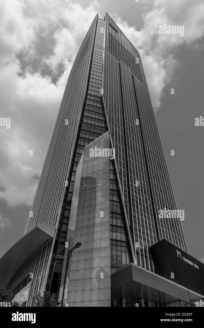 Straße Ebene Ansicht der Toranomon Hills Mori Tower. Befindet sich in Minato Ward ist das höchste Gebäude in Tokio Stockfoto
