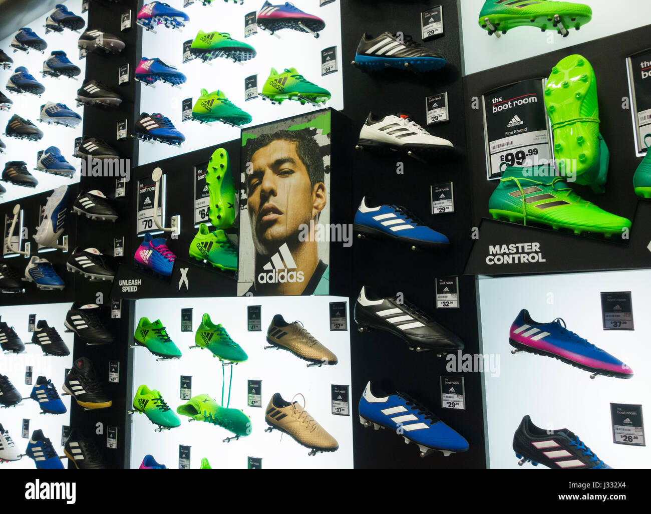 Adidas Fußballschuhe Dispay im Sports Direct Store. UK Stockfoto