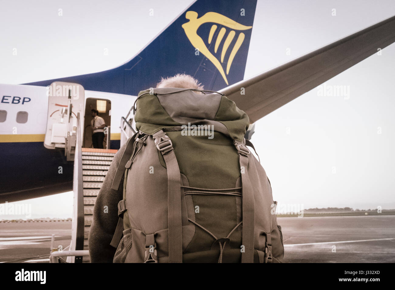Backpacker Ryanair Flug. Stockfoto