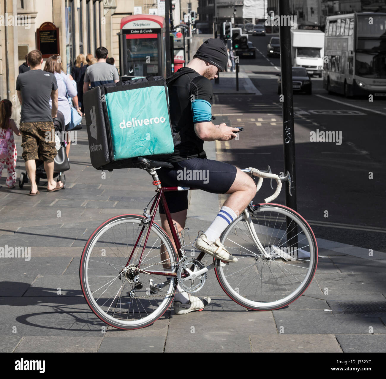 Deliveroo Kurier auf dem Fahrrad in Newcastle Upon Tyne. England, UK Stockfoto