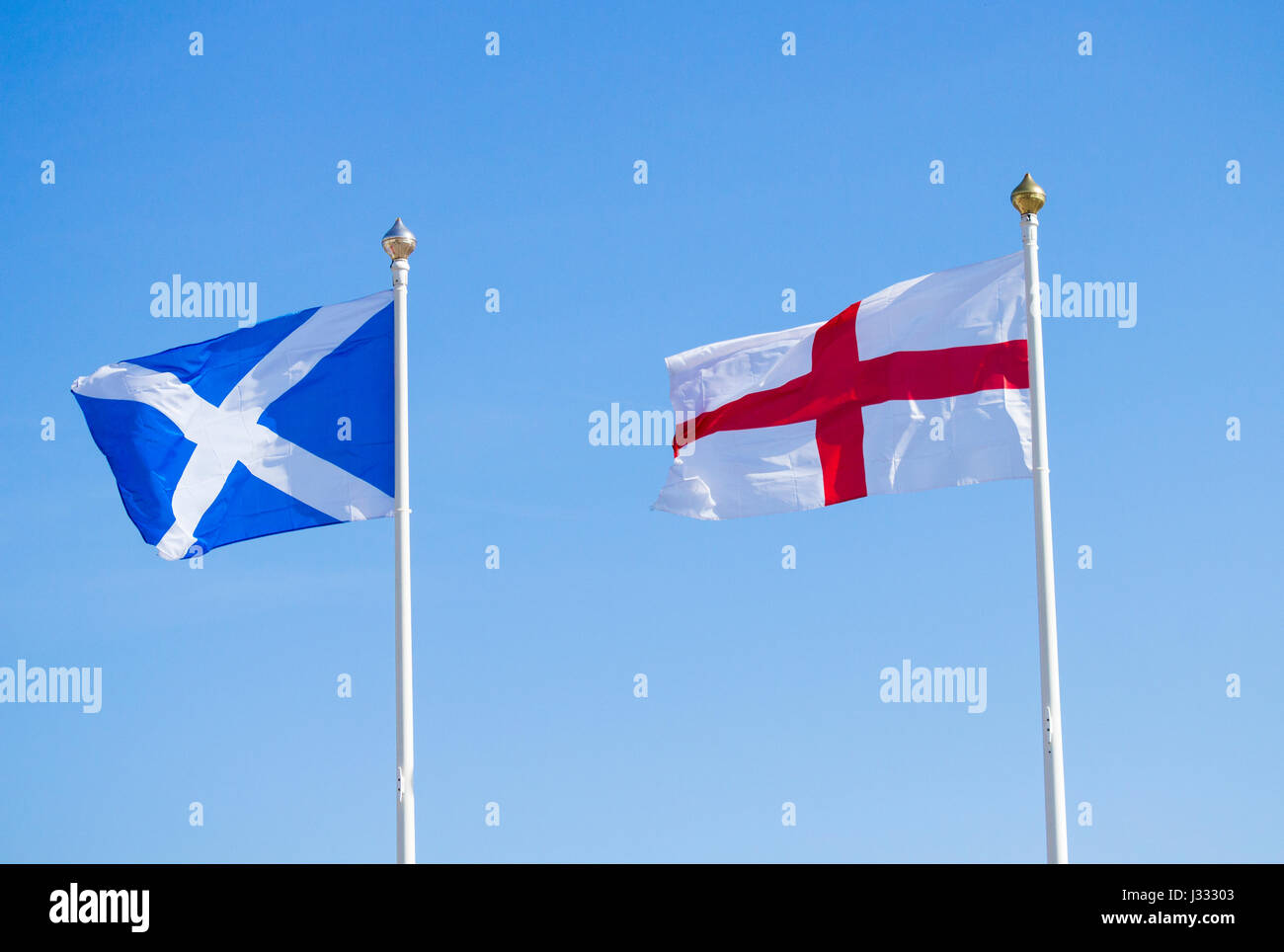 Flagge von Schottland (St. Andrews Kreuz) und England (St.-Georgs Kreuz). Stockfoto