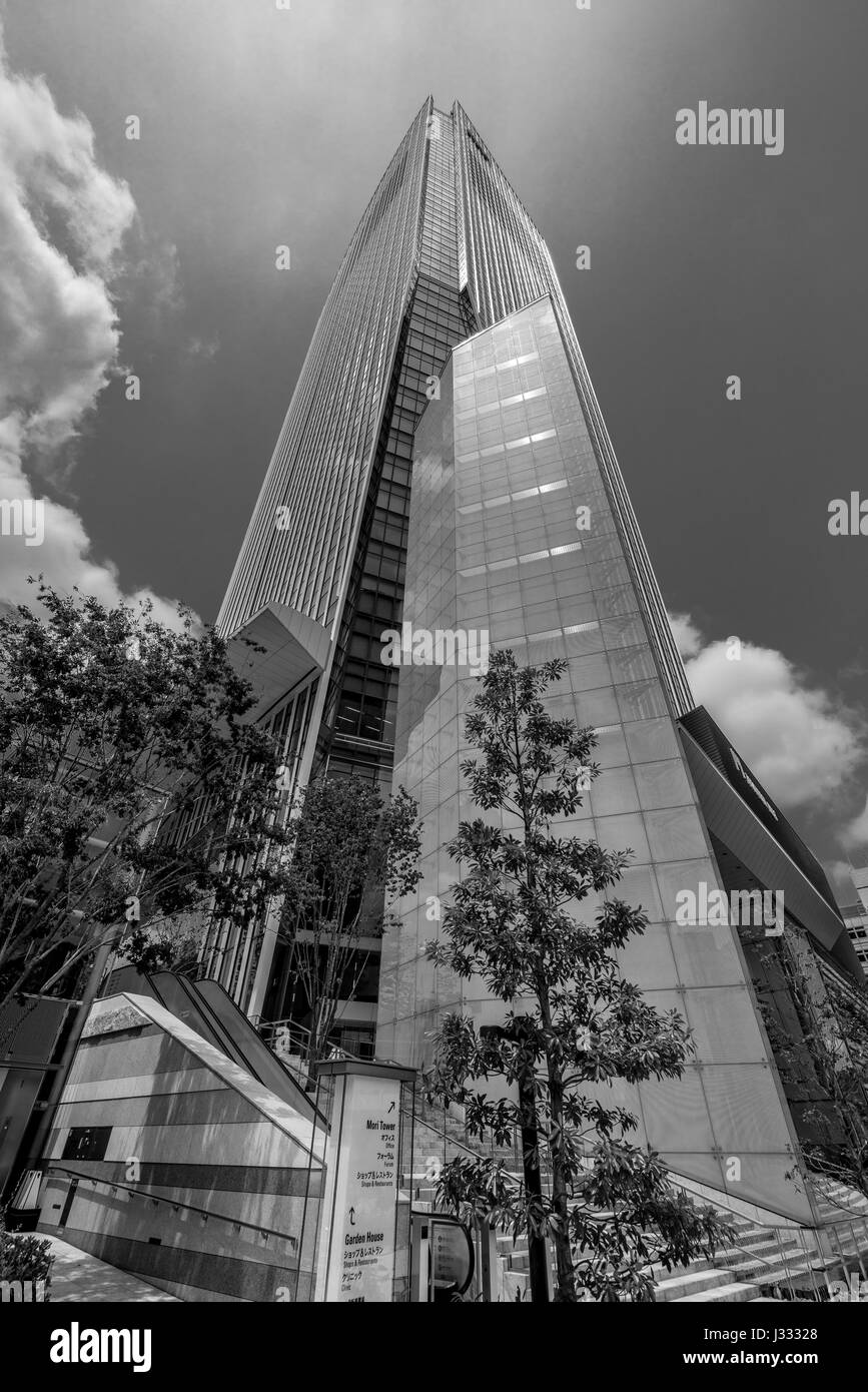 Straße Ebene Ansicht der Toranomon Hills Mori Tower. Befindet sich in Minato Ward ist das höchste Gebäude in Tokio Stockfoto