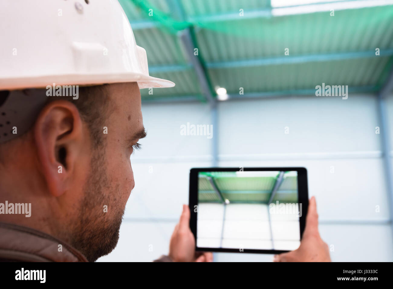 Bauleiter Pruft Das Innere Eines Neuen Lagers Gebaut Beim Fotografieren Mit Einer Digitalen Tablet In Der Hand Tragen Ein Saf Stockfotografie Alamy
