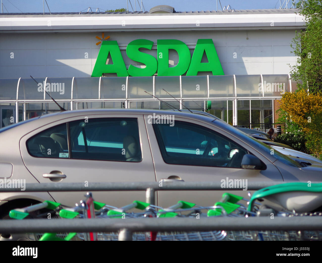 ASDA Supermarkt und Auto und trolleys Stockfoto