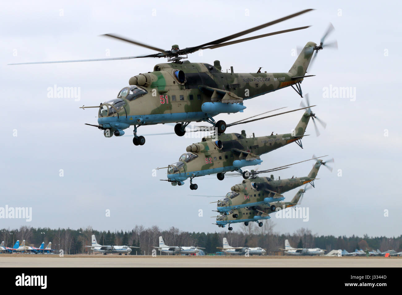 KUBINKA, MOSCOW REGION, Russland - 10. April 2017: Mil Mi - 35 M RF-13027 Kampfhubschrauber der russischen Luftwaffe während der Victory Day Parade Proben bei Ku Stockfoto