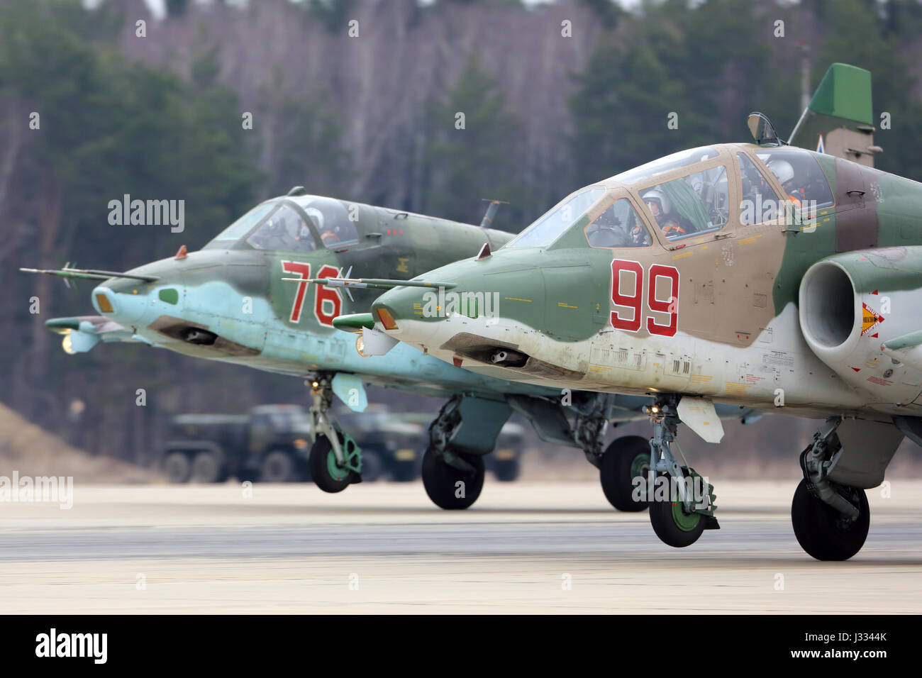KUBINKA, Gebiet Moskau, Russland - 10. April 2017: Angriff Suchoi Su-25 Flugzeuge der russischen Luftwaffe während der Victory Day Parade Proben an Kub Landung Stockfoto