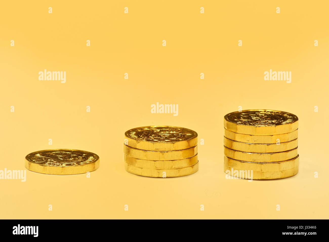 3 Säulen der neuen Pfund-Münzen auf Goldgrund Stockfoto