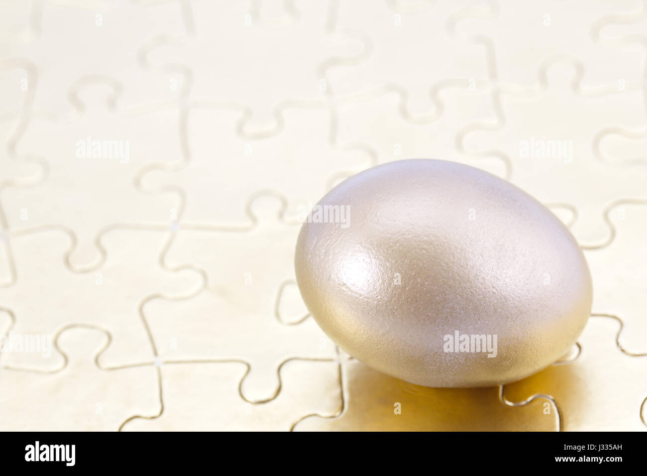 Gold-Ei auf goldene Rätsel spiegelt finanzielle Probleme erfolgreich gelöst. Stockfoto Gold-Ei auf goldene Rätsel spiegelt finanzielle Probleme erfolgreich gelöst. Stockfoto