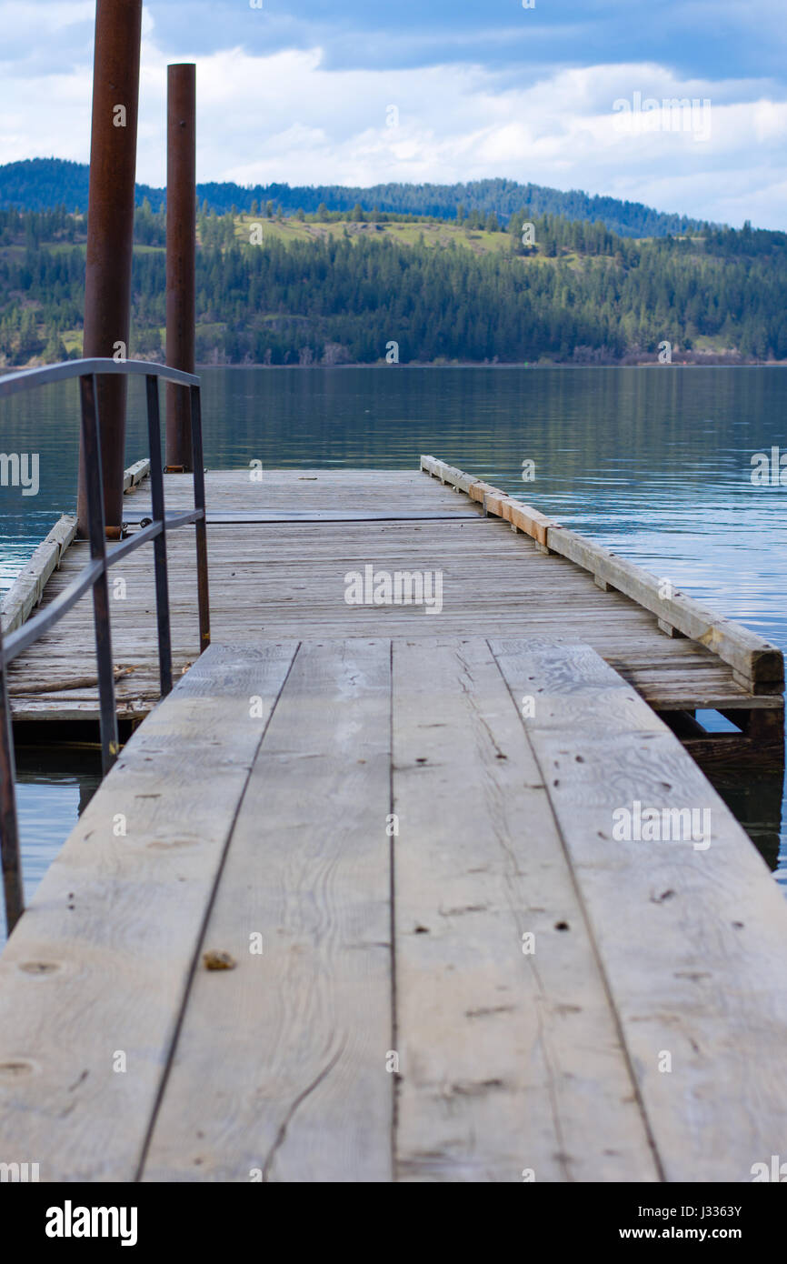 Langen hölzernen Schwimmsteg am schönen Lake Coeur d ' Alene. Stockfoto