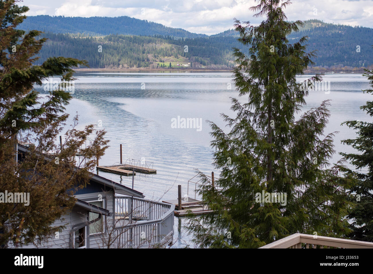 Blick auf Lake Coeur d ' Alene aus hohen Aussichtspunkt und Sonne am gegenüberliegenden Ufer Stockfoto