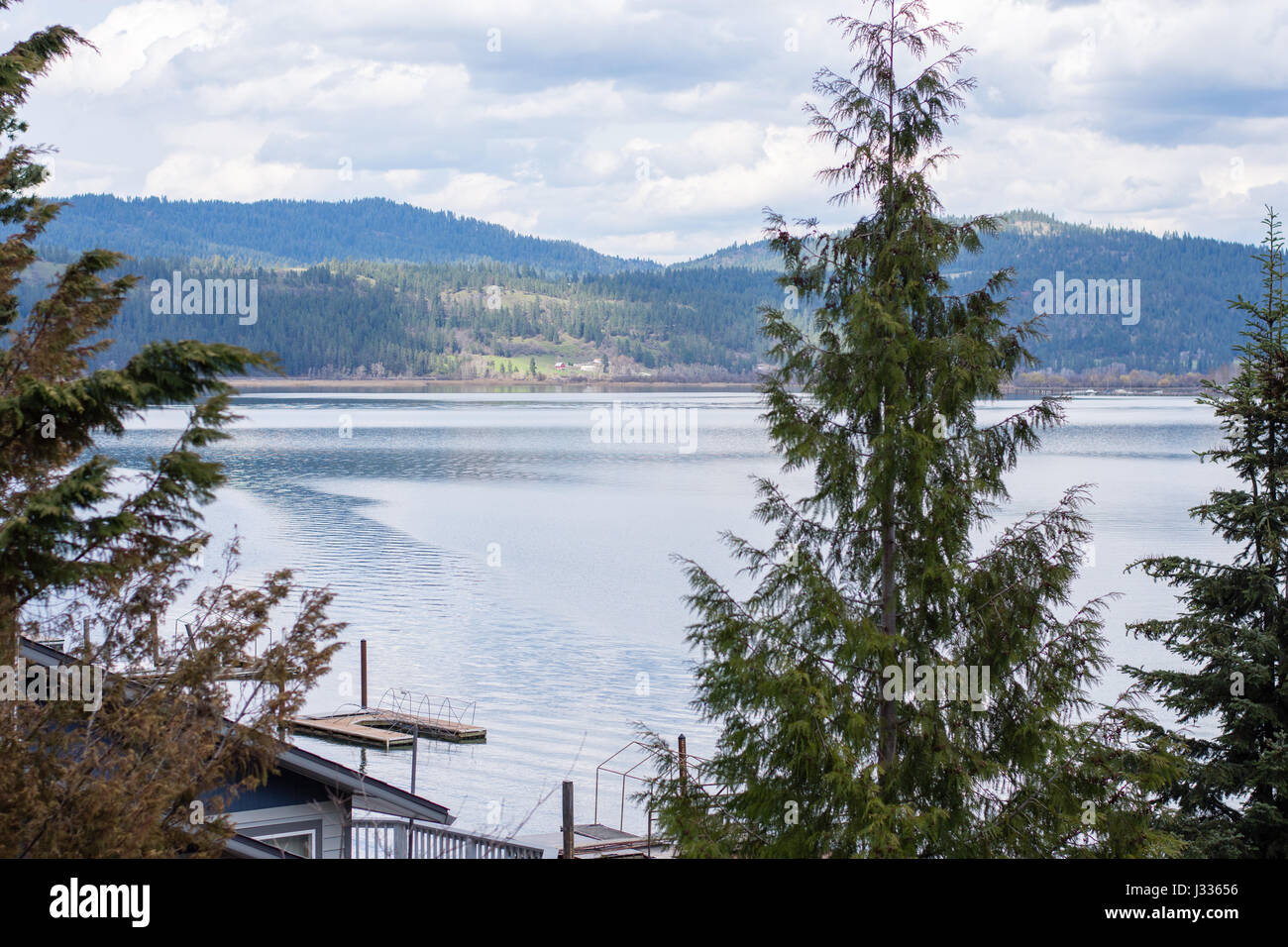 Blick auf Lake Coeur d ' Alene aus hohen Aussichtspunkt und Sonne am gegenüberliegenden Ufer Stockfoto