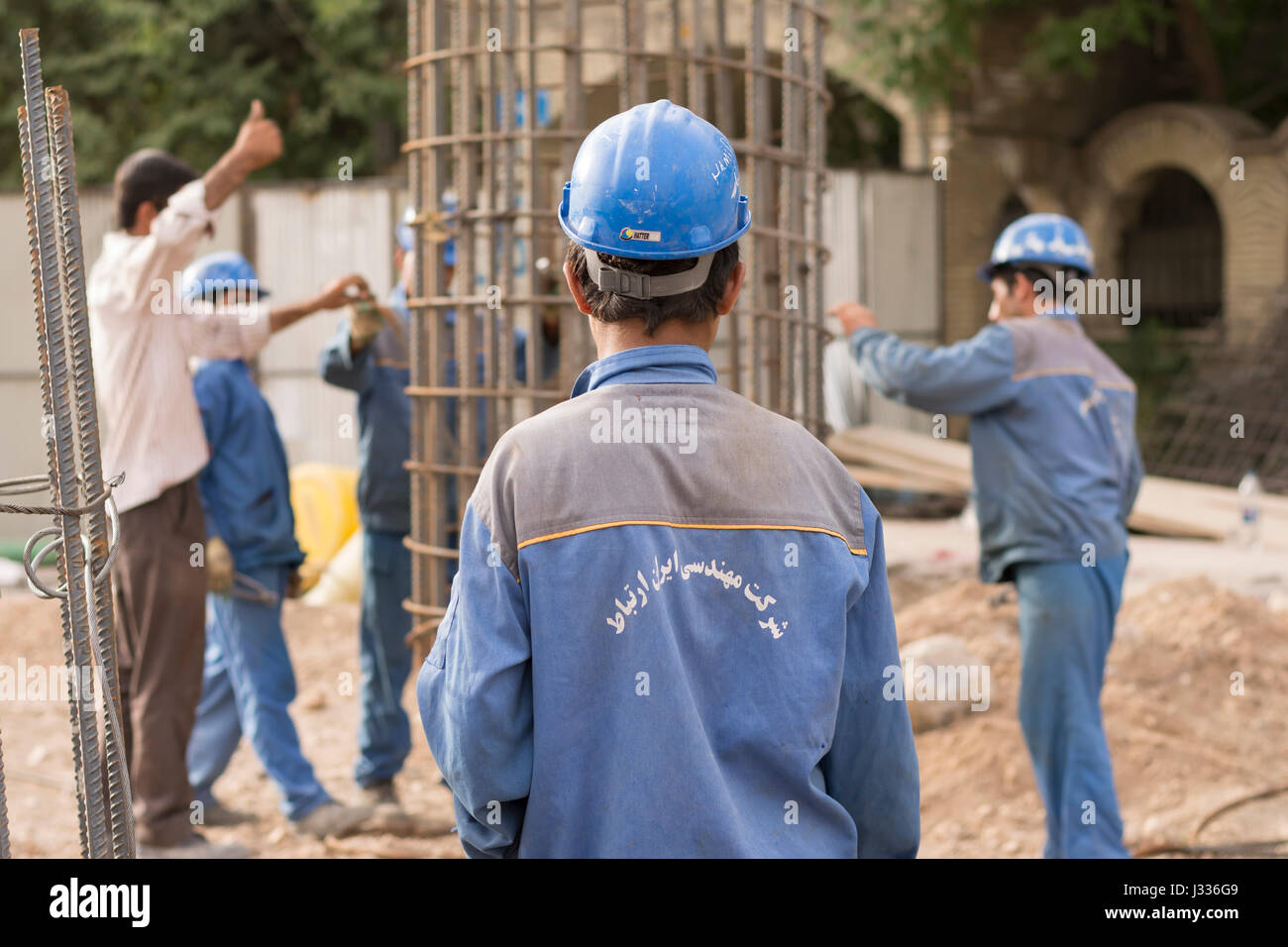 Teheran, IRAN - 6. Juni 2016, Bauarbeiter setzen zylindrische Metall-Struktur Stockfoto