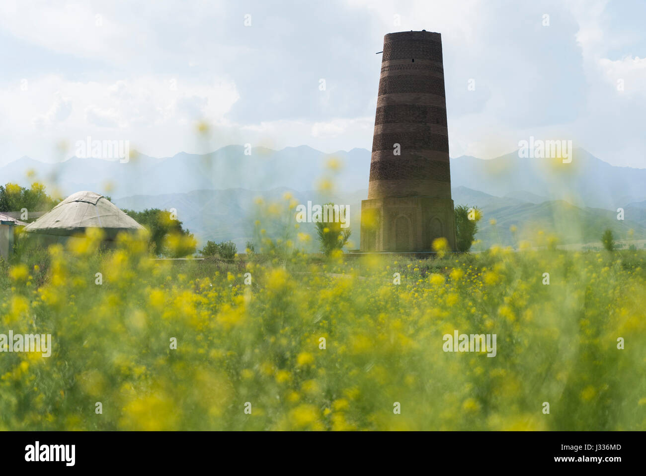 Der buranaturm ist ein großes Minarett in der chuy Tal im nördlichen Kirgisistan, das stammt aus dem 10. Jahrhundert von der antiken Stadt Balasagun. Stockfoto