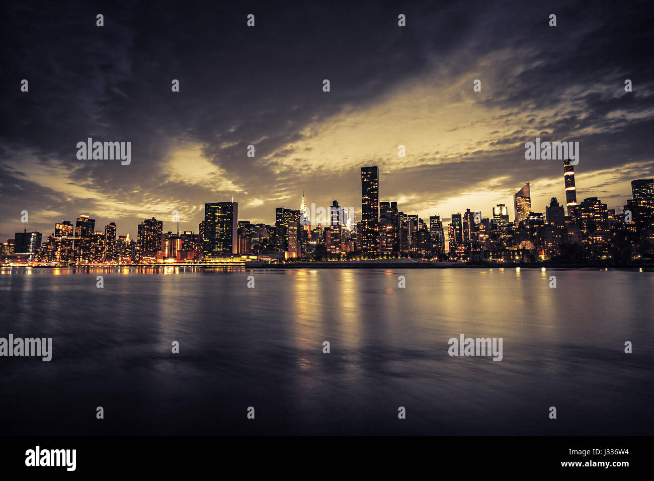 Skyline von New York am Wasser Stockfoto