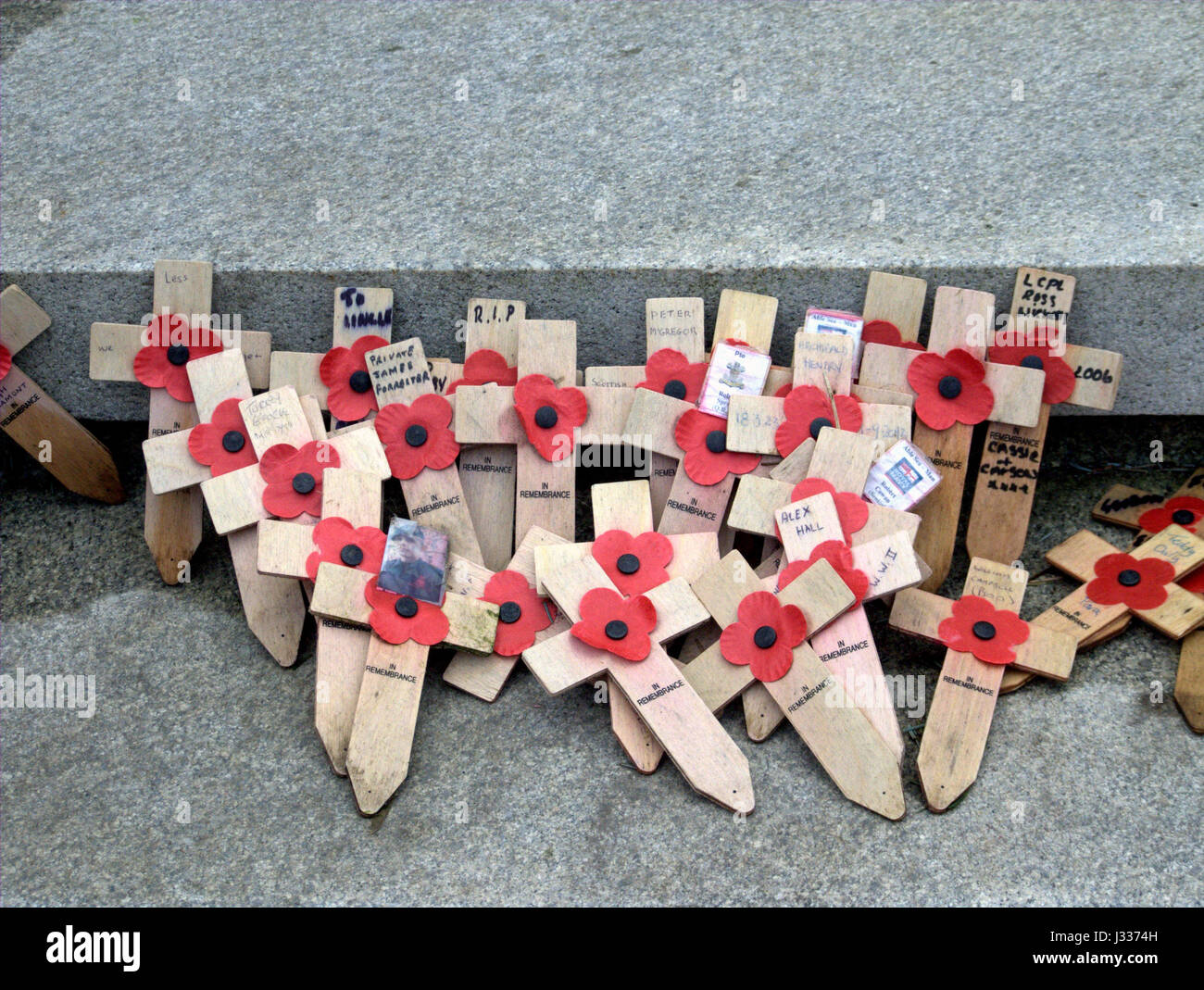 wenig hölzerne Kreuze Mohn für Tag des Waffenstillstands eine kleine Erinnerung zu überqueren oder Mohn überqueren Stockfoto