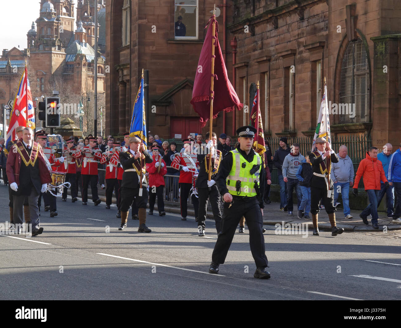 Orange Auftrag Spaziergang Freimaurer Maurer Partick Glasgow Kelvingrove Kunstgalerien in der Hintergrund marching März Saison Stockfoto