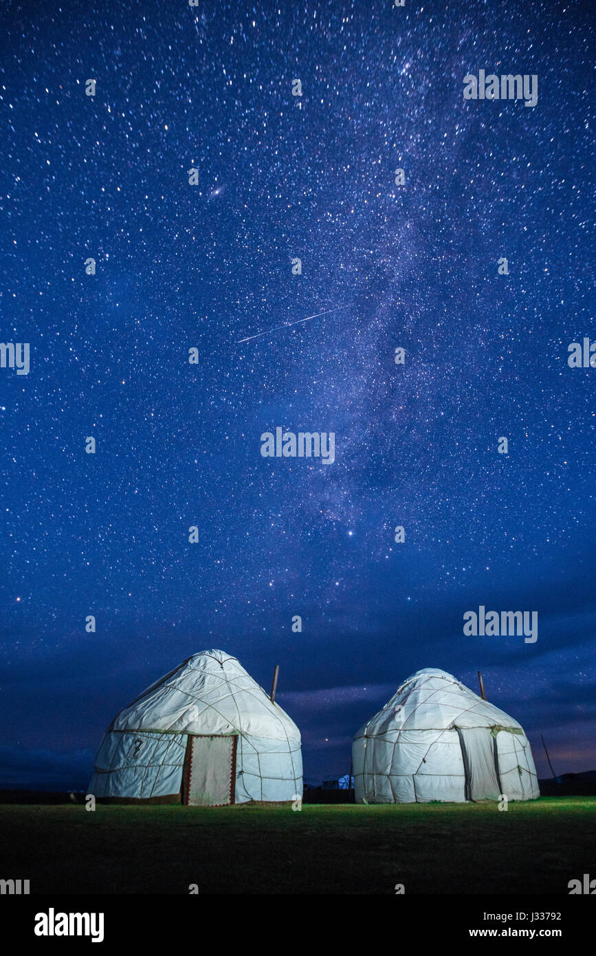 Zwei kirgisischen Jurten unter dem sternenklaren Nacht in der Nähe von See Lied Kul in Kirgisien Stockfoto