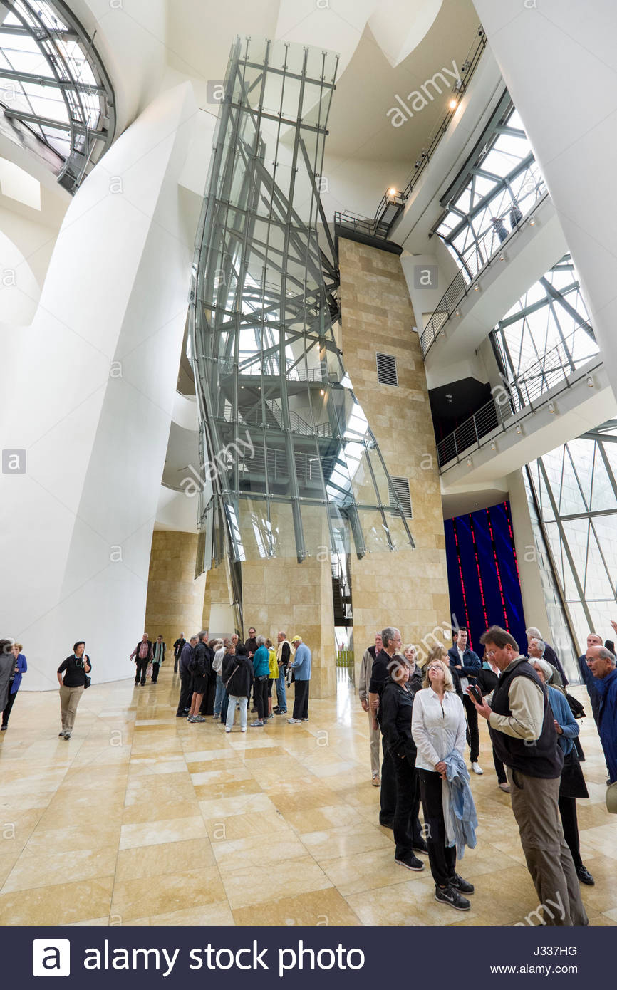 Gruppen Von Menschen In Das Zentrale Atrium Des Guggenheim