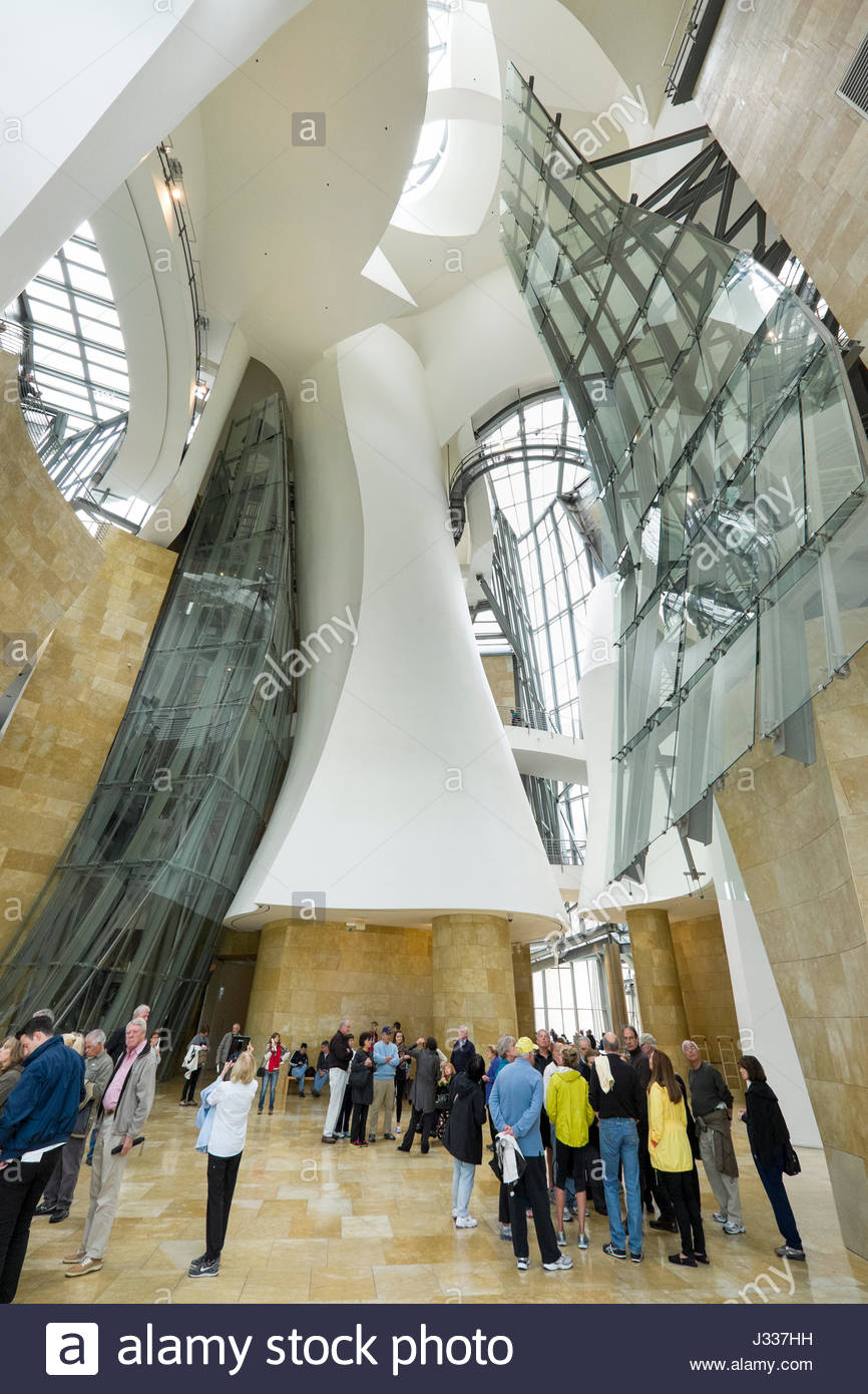 Gruppen Von Menschen In Das Zentrale Atrium Des Guggenheim