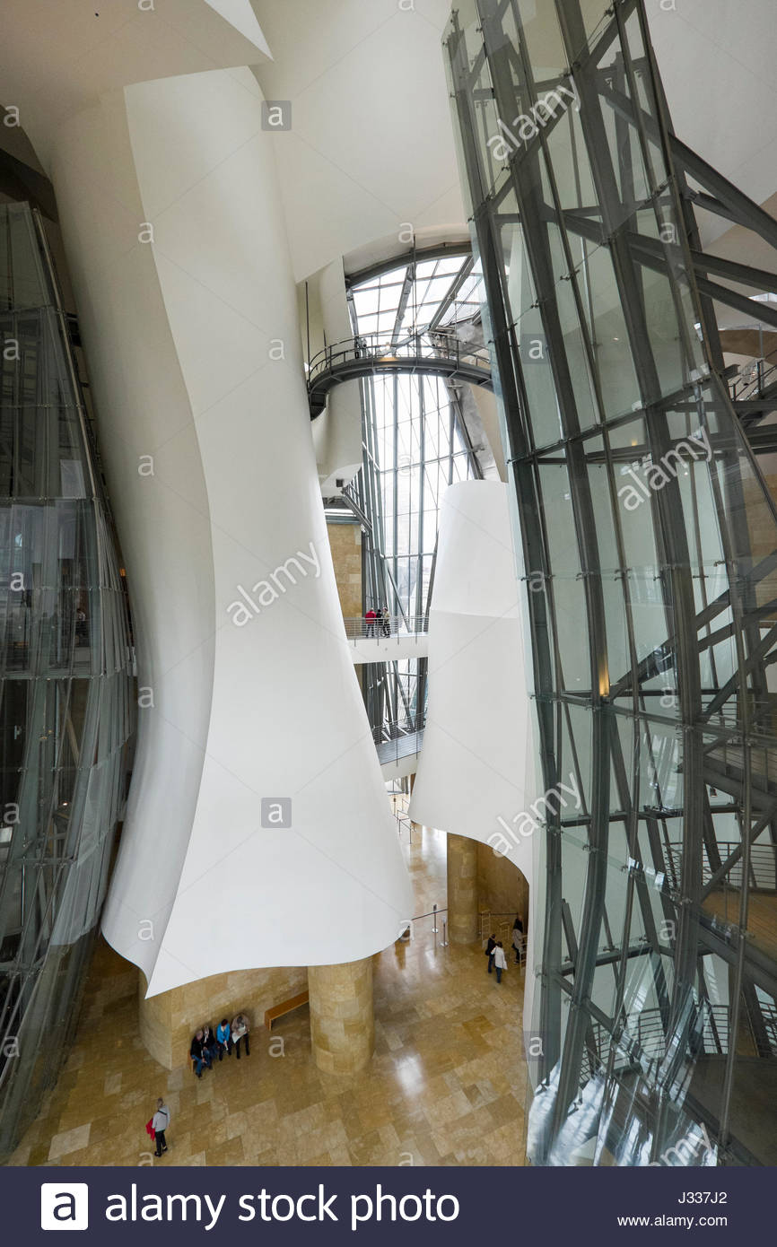Personen Innerhalb Des Zentralen Atrium Des Guggenheim