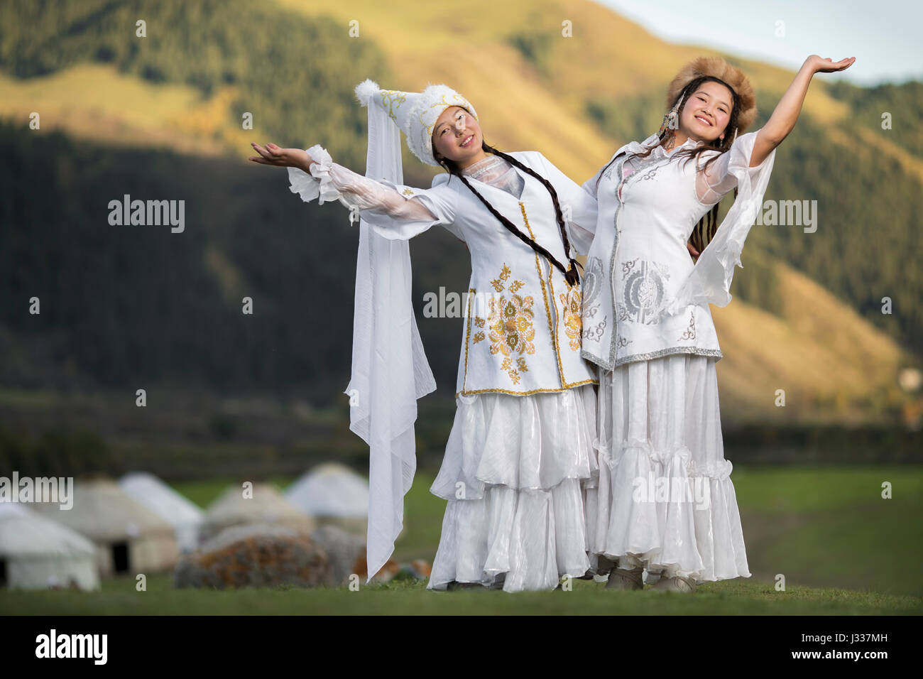 Kirgisische posieren für Porträts in regionalen Trachten bei einem Festprogramm auf der Welt Nomad Spiele 2016 in Kyrchyn Schlucht. Stockfoto