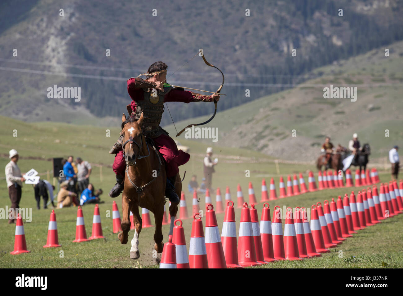 Reiterinnen und Archer an der Welt nomad Spiele in Cholpon Ata, Kirgisistan Stockfoto