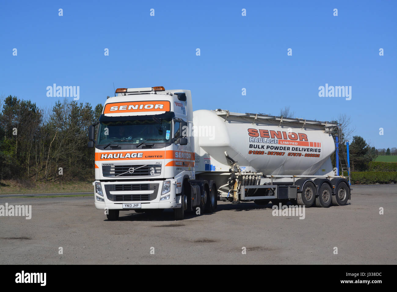 Volvo FH Pulver Tankwagen Stockfoto