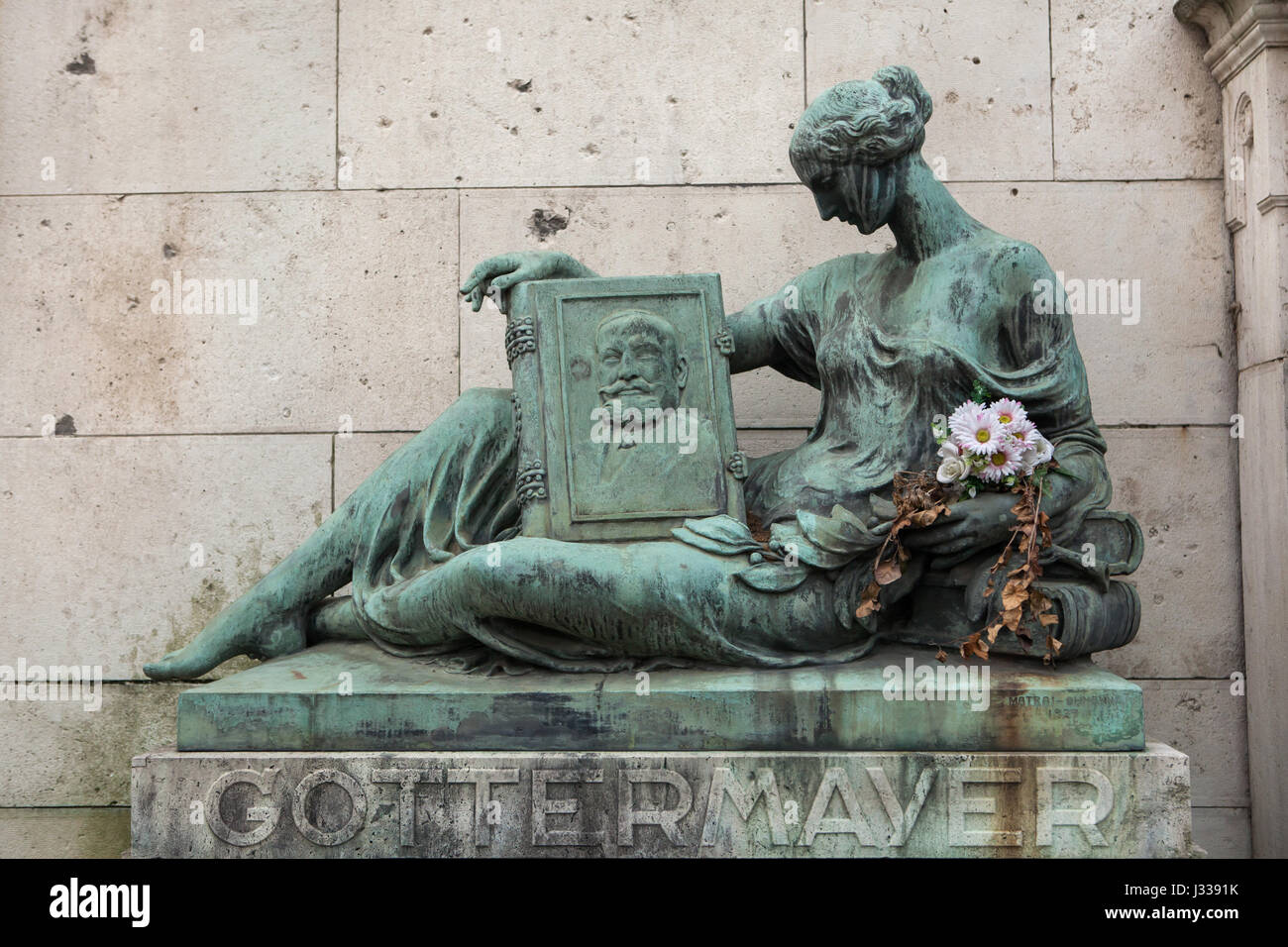Trauer-Frau. Bronzestatue von ungarischen Bildhauern Lajos Matrai und Bela Ohmann (1929) auf das Grabdenkmal der Familie Gottermayer auf dem Kerepesi Friedhof in Budapest, Ungarn. Stockfoto