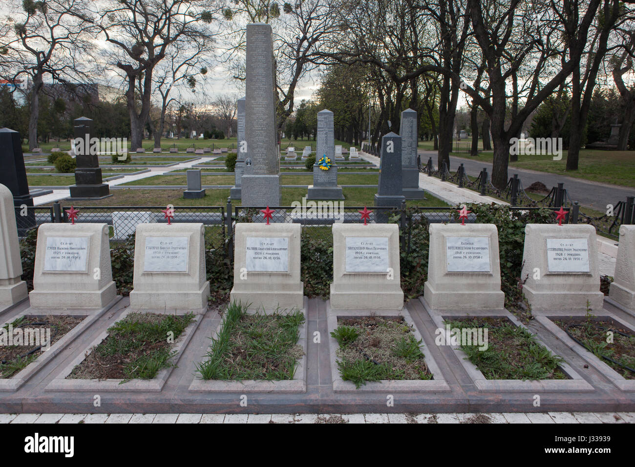 Gräber der sowjetischen Offizieren während des Ungarnaufstands (1956) auf das Sowjetische Ehrenmal am Kerepesi Friedhof in Budapest, Ungarn gefallen. Stockfoto