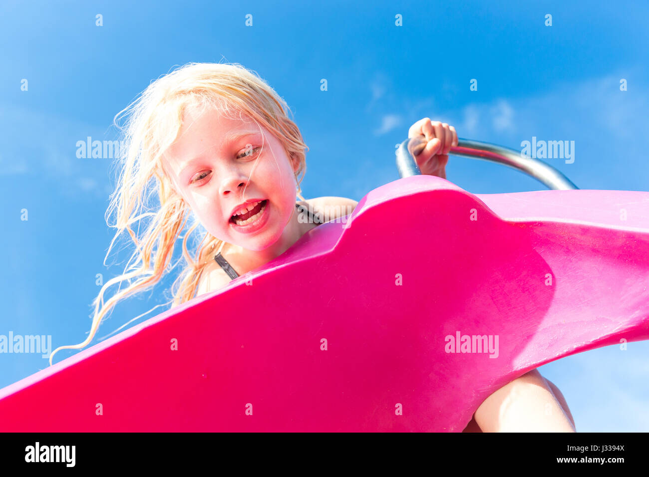 5 Jahre altes Mädchen auf einem Wasser gleiten, Hafen, Herr, Port de Soller, Serra de Tramuntana, Mallorca, Balearische Inseln, Spanien, Europa Stockfoto
