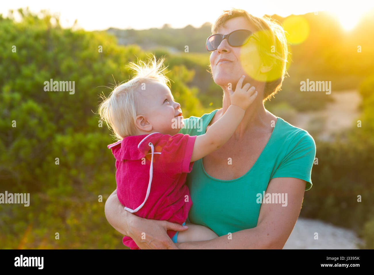 Mutter mit Kleinkind, Mädchen, 1 Jahr alt, in der Abendsonne, Sommer, Calo des Moro, Mittelmeer, Herr, in der Nähe von Santanyi, Mallorca, Balearen, Spanien, Europa Stockfoto