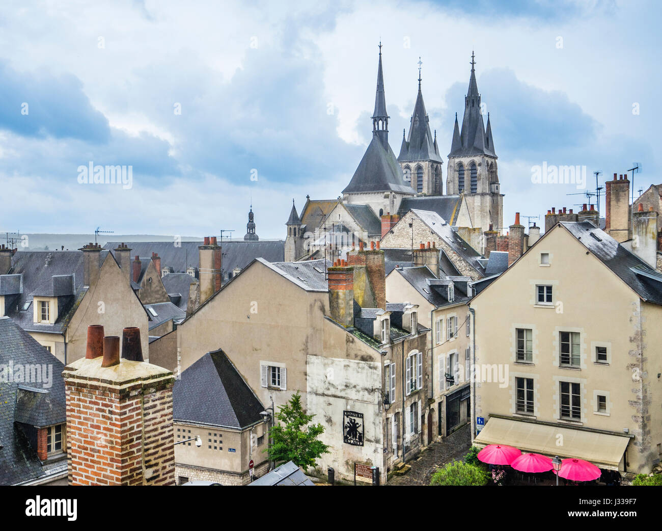 Frankreich, Centre-Val de Loire, Bloir, Blick über die Dächer von Bloir und St.-Nikolaus-Kirche vom Place du Chateau Stockfoto