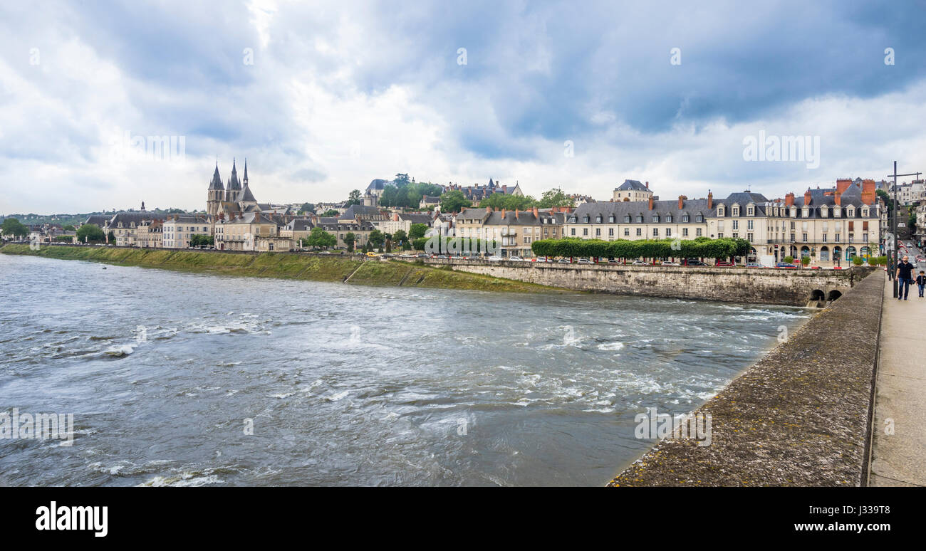 Frankreich, Centre-Val de Loire, Aussicht auf die Loire bei Blois von Pont Jacques Gabriel Stockfoto