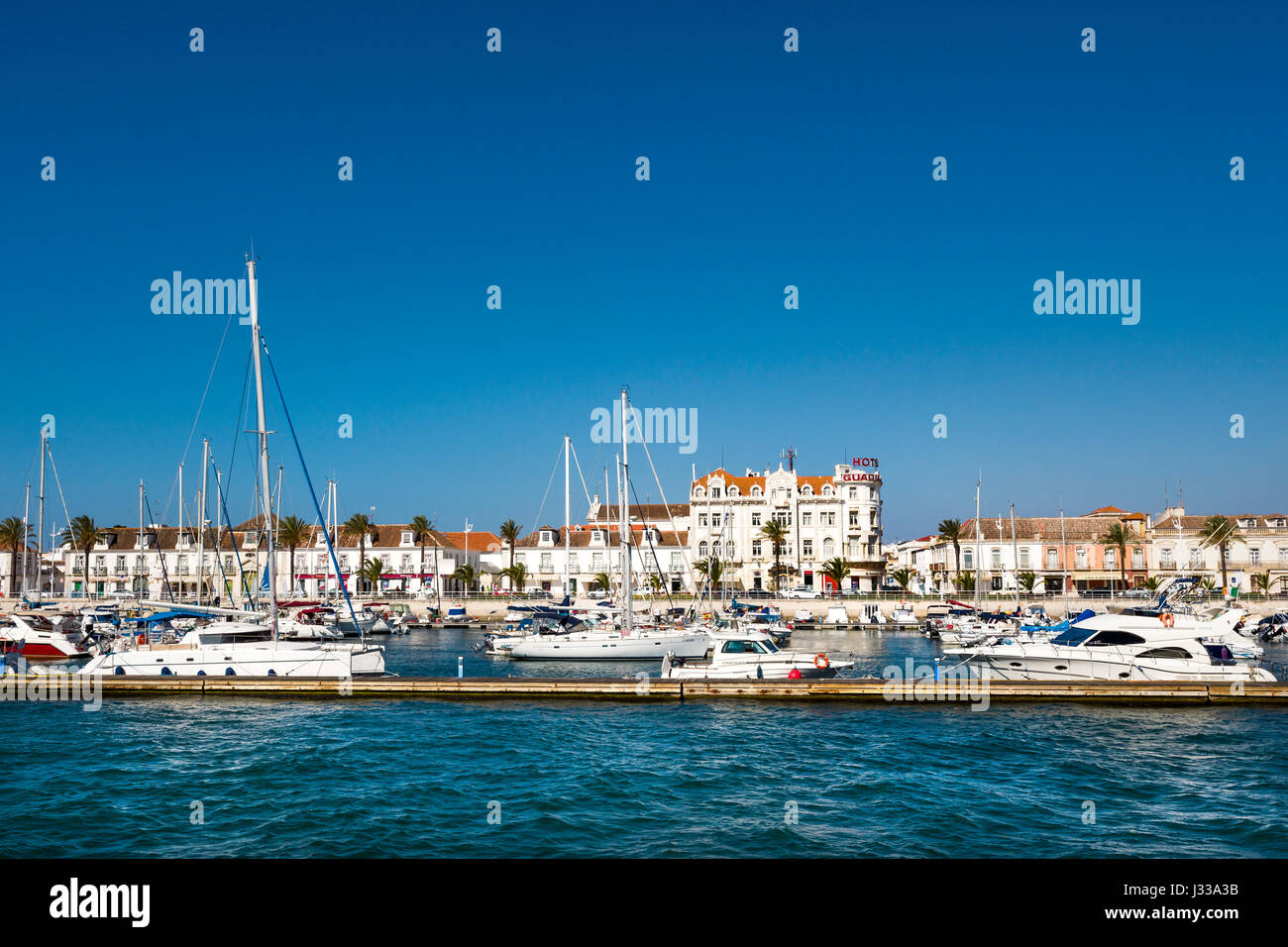 Blick auf die Marina und die Stadt Vila Real de Santo Antonio, Algarve, Portugal Stockfoto