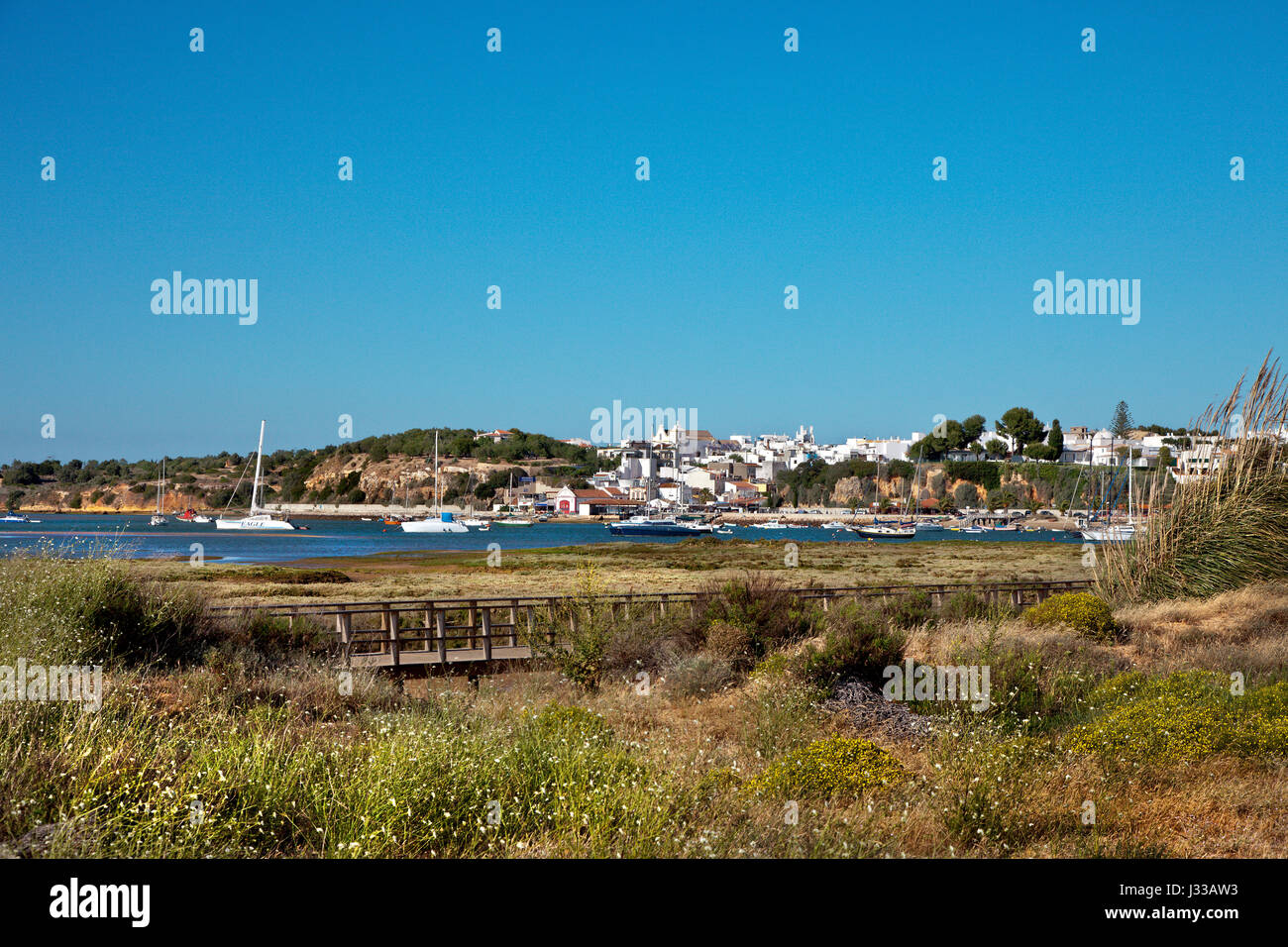 Blick über Ria de Alvor Richtung Alvor, Algarve, Portugal Stockfoto