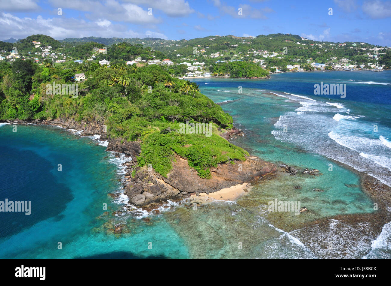 Blick auf Strand, Riff, Felsen und Kingstown, Meer, Young Island, St. Vincent, St. Vincent und die Grenadinen, kleine Antillen, West Indies, Inseln unter dem Winde, Antillen, Karibik, Mittelamerika Stockfoto