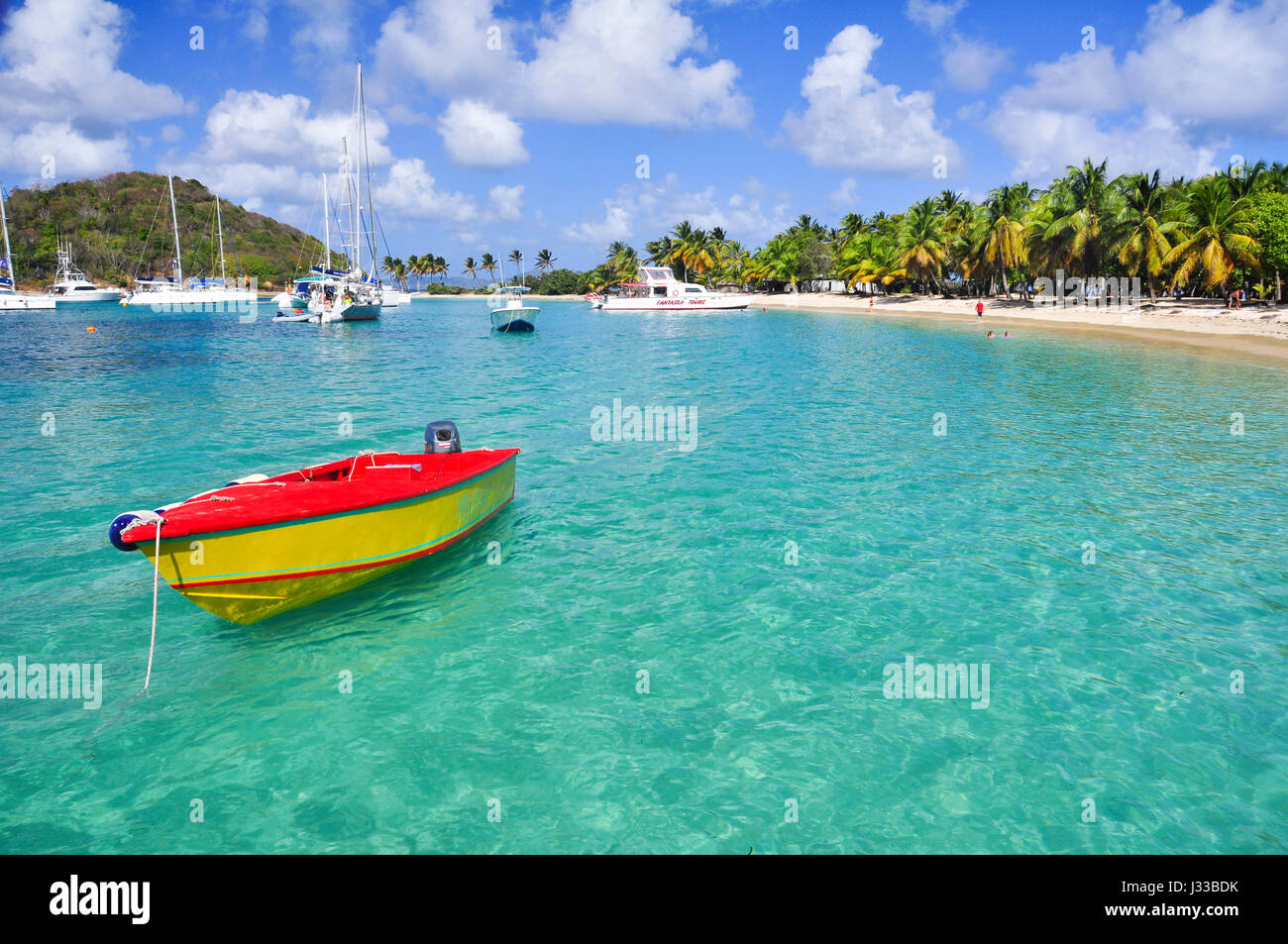 Strand mit Boot, Segeln, Schiffe, Palmen und Badetouristen, Meer, Saltwhistle Bay, Mayreau, Tobago Cays, St. Vincent, St. Vincent und die Grenadinen, kleine Antillen, West Indies, Inseln unter dem Winde, Antillen, Karibik, Mittelamerika Stockfoto
