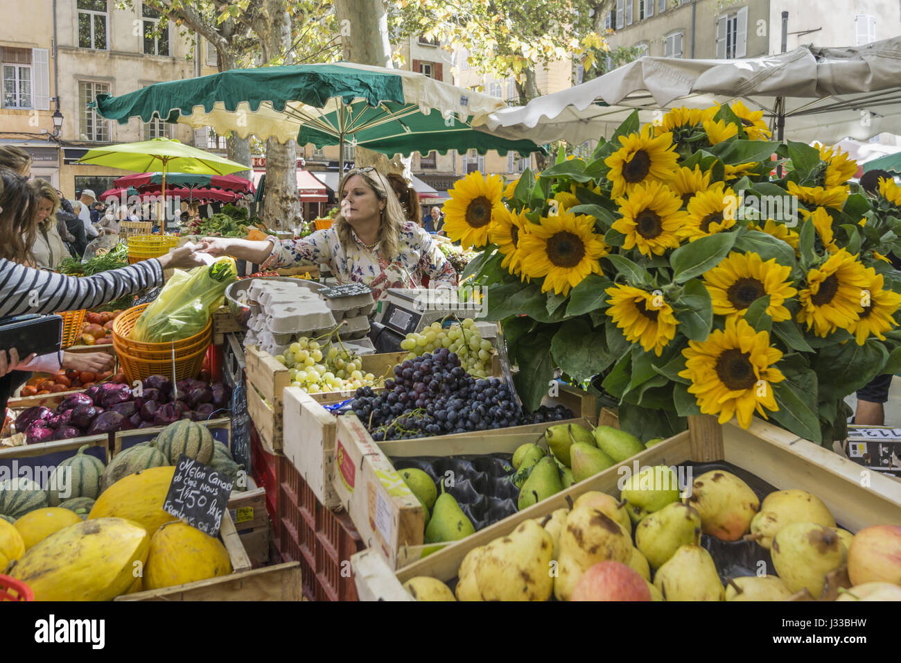 Sunfowers und Früchte auf dem Markt, Marktplatz Richelme, Aix En Provence, Bouche du Rhône, Cote d ' Azur, Frankreich Stockfoto