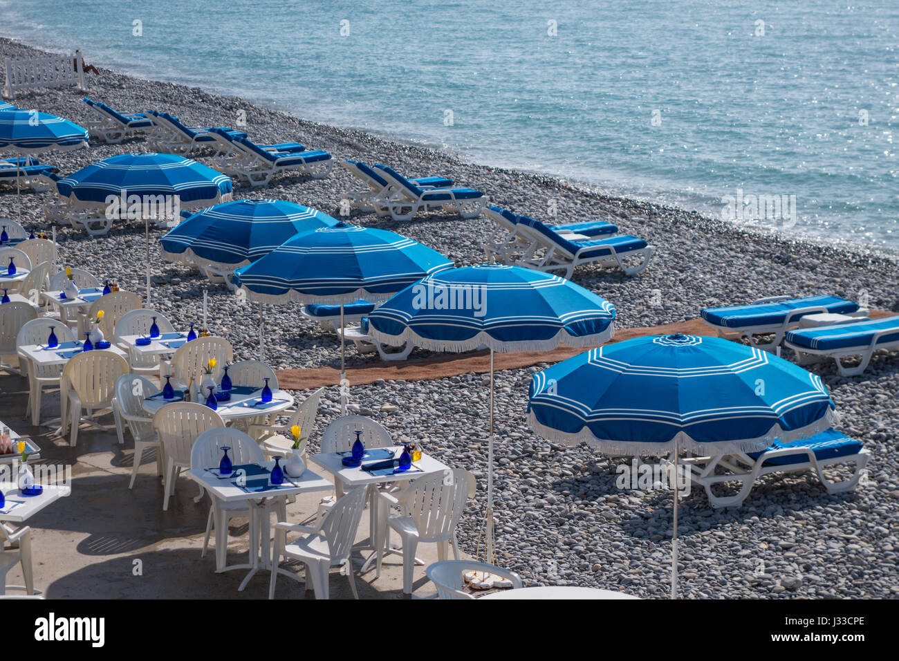 Strand mit Strandbar, Promenade des Anglais, Nizza, Alpes Maritimes, Provence, Côte d ' Azur, Mittelmeer, Frankreich, Europa Stockfoto