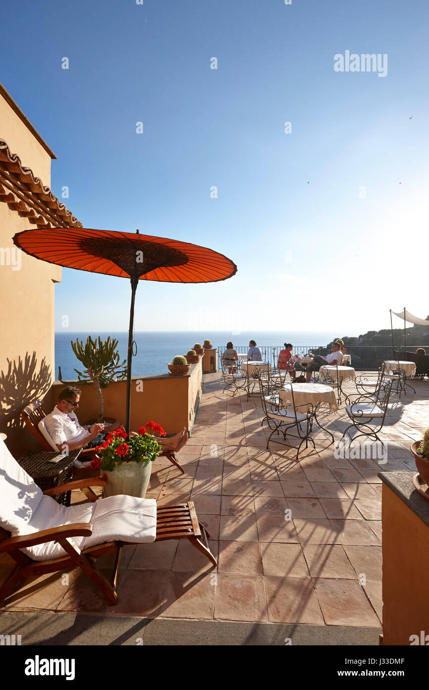 Gäste auf der Terrasse des Hotel Marulivo, Bett & Frühstück, Pisciotta, Cilento-Küste, Provinz Salerno, Kampanien, Italien Stockfoto