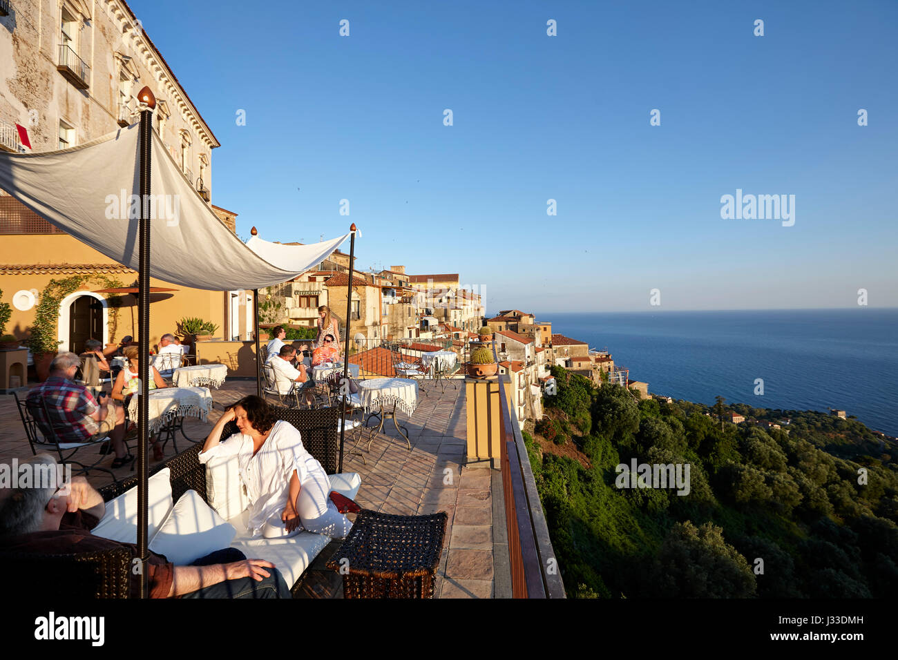 Gäste auf der Terrasse des Hotel Marulivo, Bett & Frühstück, Pisciotta, Cilento-Küste, Provinz Salerno, Kampanien, Italien Stockfoto