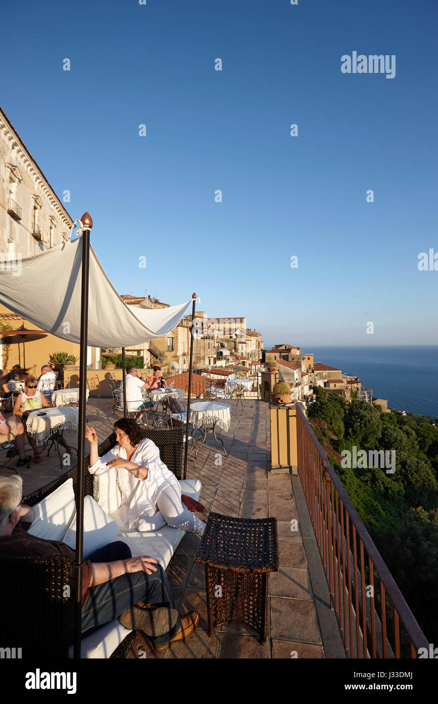 Gäste auf der Terrasse des Hotel Marulivo, Bett & Frühstück, Pisciotta, Cilento-Küste, Provinz Salerno, Kampanien, Italien Stockfoto