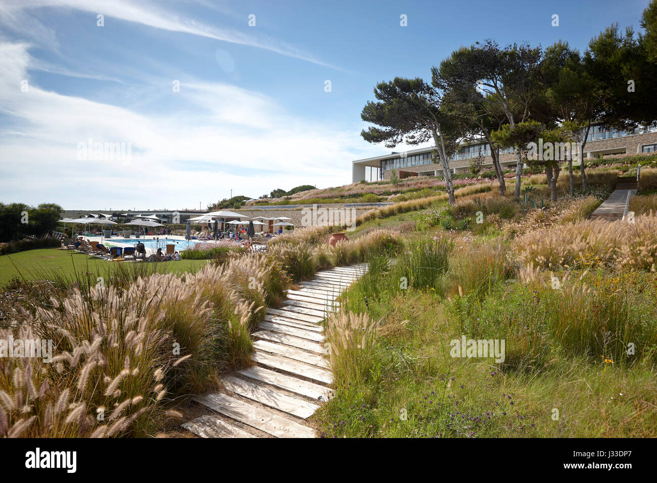 Holzsteg zum Martinhal Beach Resort & Hotel, Sagres, Algarve, Portugals südlichste Region des europäischen Festlands Stockfoto