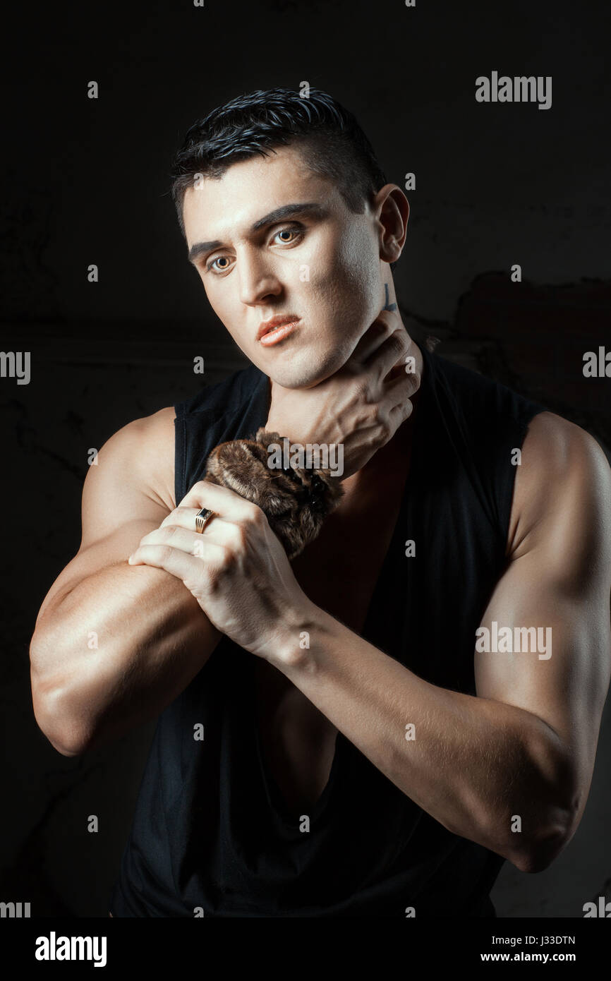 Macho Man demonstriert die selbstzerstörerischen Verhaltensweisen. Die traurigen Augen des Mannes. Stockfoto Macho Man demonstriert die selbstzerstörerischen Verhaltensweisen. Die traurigen Augen des Mannes. Stockfoto